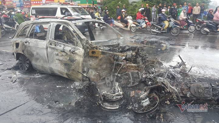 Ô tô và 3 xe máy cháy rực trên đường Lê Văn Lương, 1 người chết - Ảnh 2. Ô tô và 3 xe máy cháy rực trên đường Lê Văn Lương, 1 người chết - Ảnh 2.