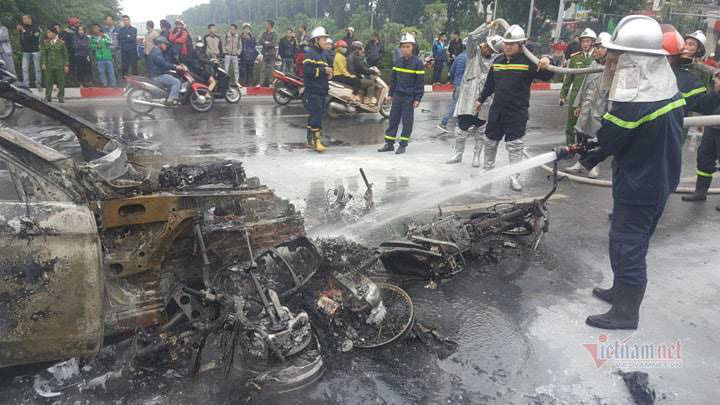Ô tô và 3 xe máy cháy rực trên đường Lê Văn Lương, 1 người chết - Ảnh 3. Ô tô và 3 xe máy cháy rực trên đường Lê Văn Lương, 1 người chết - Ảnh 3.