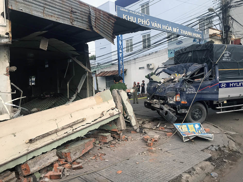 Xe tải lao vào hàng phở, nữ chủ quán chết thảm - Ảnh 2. Xe tải lao vào hàng phở, nữ chủ quán chết thảm - Ảnh 2.