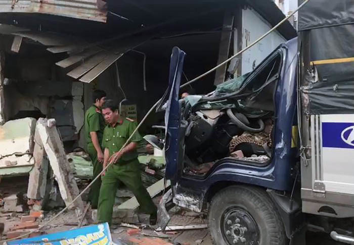 Xe tải lao vào hàng phở, nữ chủ quán chết thảm - Ảnh 4. Xe tải lao vào hàng phở, nữ chủ quán chết thảm - Ảnh 4.