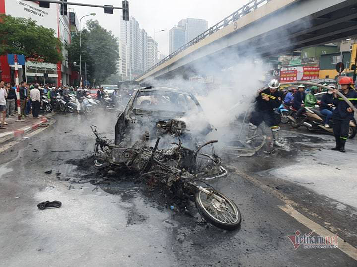 Ô tô và 3 xe máy cháy rực trên đường Lê Văn Lương, 1 người chết - Ảnh 5. Ô tô và 3 xe máy cháy rực trên đường Lê Văn Lương, 1 người chết - Ảnh 5.