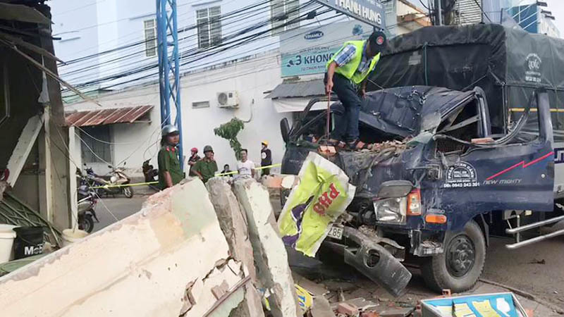 Xe tải lao vào hàng phở, nữ chủ quán chết thảm - Ảnh 5. Xe tải lao vào hàng phở, nữ chủ quán chết thảm - Ảnh 5.