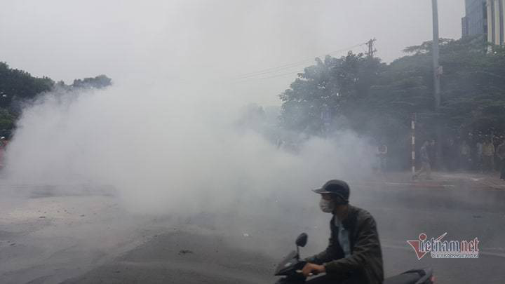 Ô tô và 3 xe máy cháy rực trên đường Lê Văn Lương, 1 người chết - Ảnh 8. Ô tô và 3 xe máy cháy rực trên đường Lê Văn Lương, 1 người chết - Ảnh 8.