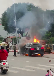 Phó Thủ tướng Thường trực gửi Thư khen chiến sĩ CSGT dũng cảm cứu người trong vụ xe Mercedes gây tai nạn kinh hoàng ở Hà Nội - Ảnh 4.