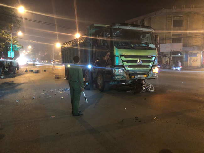 Hà Nội: Tai nạn thảm khốc khiến 2 nạn nhân nghi là vợ chồng tử vong ngay tại hiện trường - Ảnh 2. Hà Nội: Tai nạn thảm khốc khiến 2 nạn nhân nghi là vợ chồng tử vong ngay tại hiện trường - Ảnh 2.