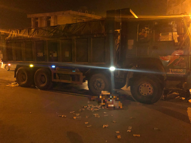 Hà Nội: Tai nạn thảm khốc khiến 2 nạn nhân nghi là vợ chồng tử vong ngay tại hiện trường - Ảnh 3. Hà Nội: Tai nạn thảm khốc khiến 2 nạn nhân nghi là vợ chồng tử vong ngay tại hiện trường - Ảnh 3.