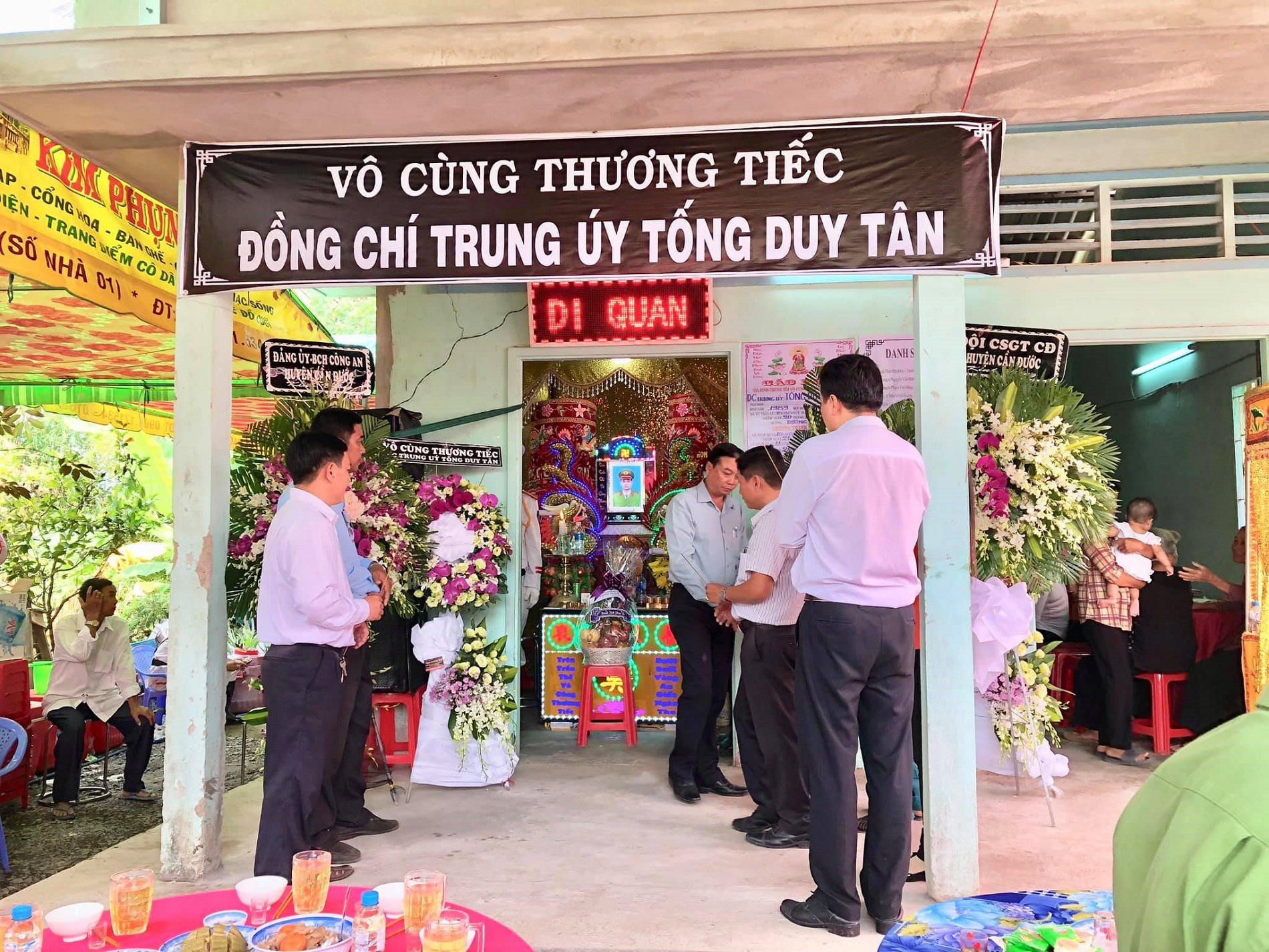 Vợ của Trung úy công an tử nạn lúc truy đuổi trộm: “Từ ngày cha mất, bé không chịu ngủ, cứ khóc liên tục” - Ảnh 2. Vợ của Trung úy công an tử nạn lúc truy đuổi trộm: “Từ ngày cha mất, bé không chịu ngủ, cứ khóc liên tục” - Ảnh 2.