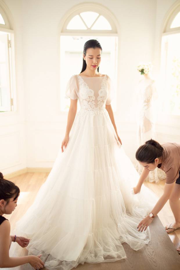 Vài ngày trước đám cưới, Hoàng Oanh một mình đi thử váy cưới nhưng vẫn khiến người hâm mộ xao xuyến vì quá đẹp - Ảnh 1.