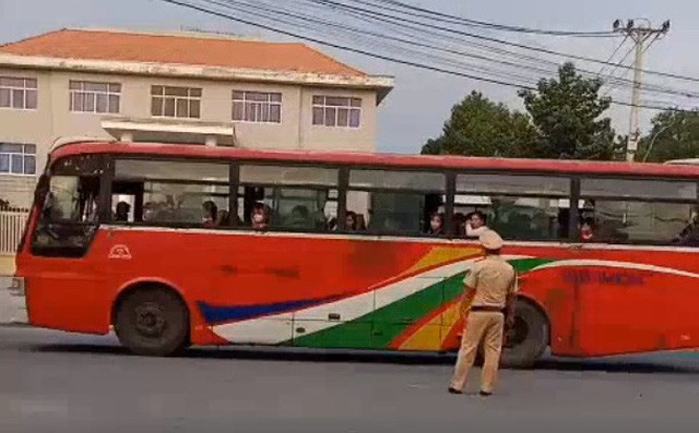  Cảnh s&aacute;t giao th&ocirc;ng bị t&agrave;i xế xe kh&aacute;ch chửi bới th&ocirc; tục - Ảnh 1.