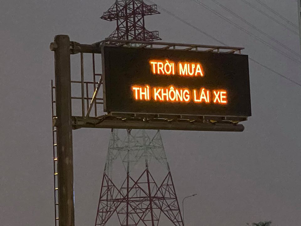 Bất ngờ với bảng điện tử giao thông trời mưa thì không lái xe - Ảnh 2. Bất ngờ với bảng điện tử giao thông trời mưa thì không lái xe - Ảnh 2.