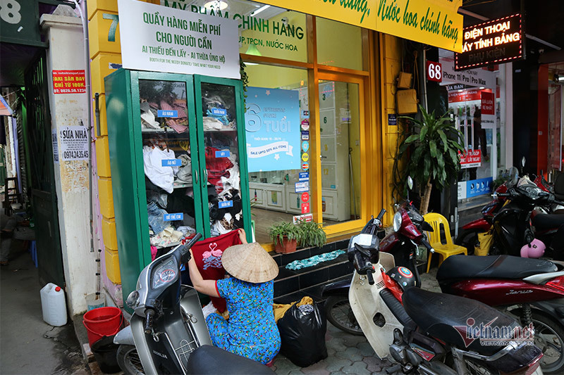 Những chiếc tủ từ thiện làm ấm mùa đông Hà Nội - Ảnh 2. Những chiếc tủ từ thiện làm ấm mùa đông Hà Nội - Ảnh 2.