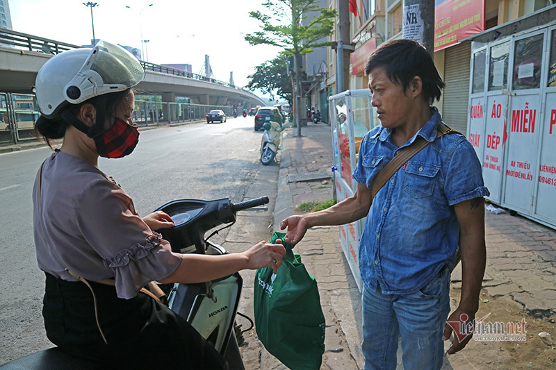 Những chiếc tủ từ thiện làm ấm mùa đông Hà Nội - Ảnh 13. Những chiếc tủ từ thiện làm ấm mùa đông Hà Nội - Ảnh 13.