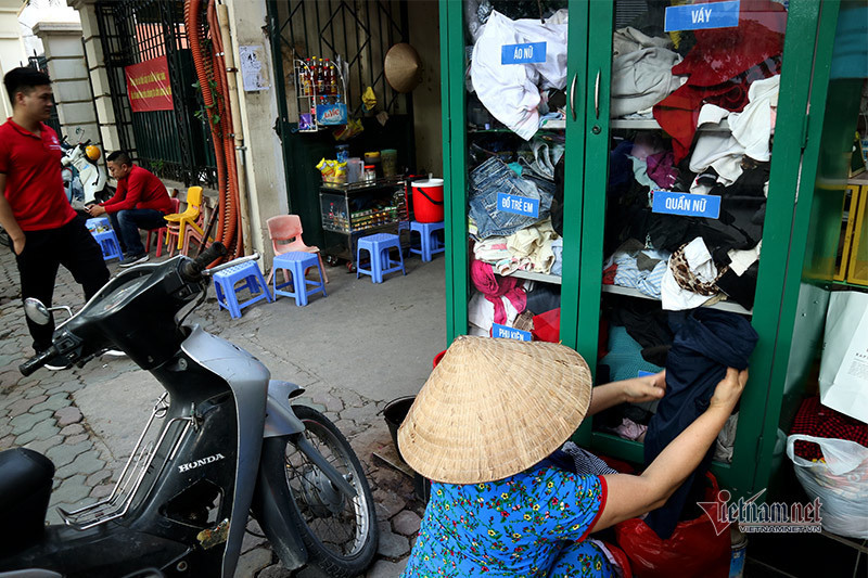 Những chiếc tủ từ thiện làm ấm mùa đông Hà Nội - Ảnh 3. Những chiếc tủ từ thiện làm ấm mùa đông Hà Nội - Ảnh 3.