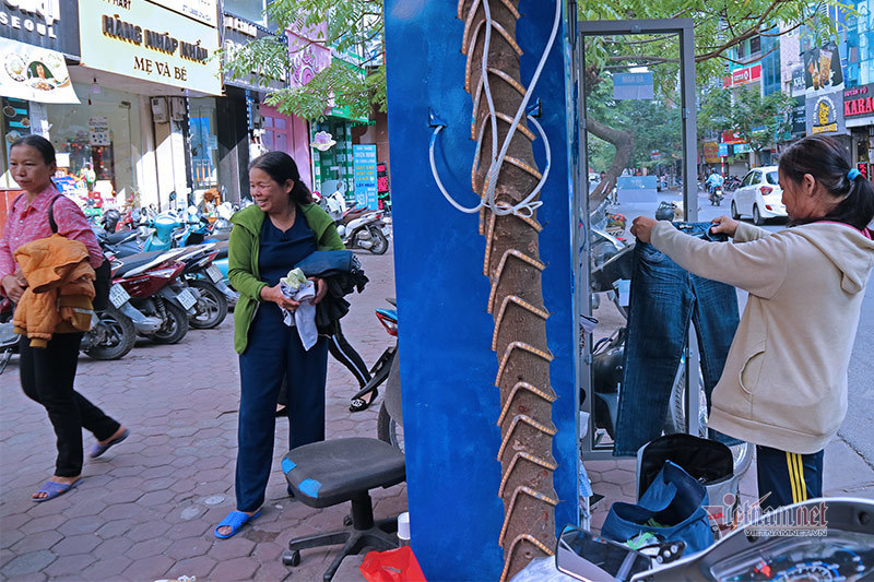 Những chiếc tủ từ thiện làm ấm mùa đông Hà Nội - Ảnh 7. Những chiếc tủ từ thiện làm ấm mùa đông Hà Nội - Ảnh 7.