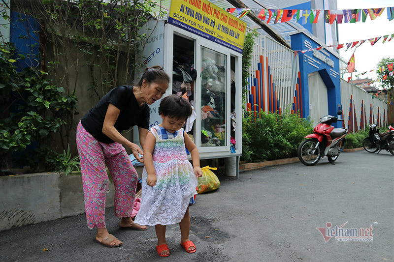 Những chiếc tủ từ thiện làm ấm mùa đông Hà Nội - Ảnh 9. Những chiếc tủ từ thiện làm ấm mùa đông Hà Nội - Ảnh 9.