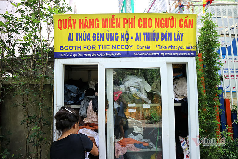 Những chiếc tủ từ thiện làm ấm mùa đông Hà Nội - Ảnh 10. Những chiếc tủ từ thiện làm ấm mùa đông Hà Nội - Ảnh 10.
