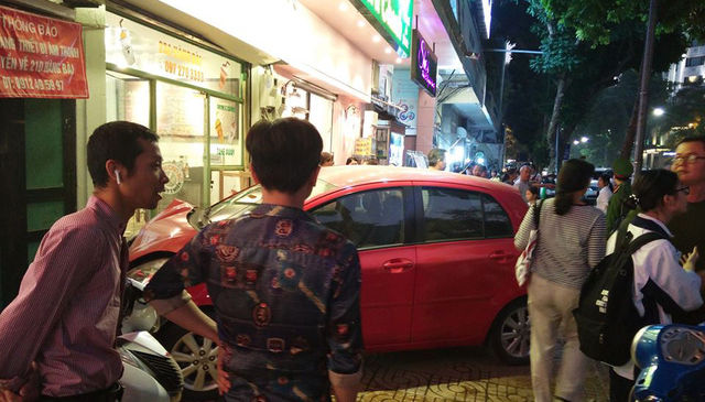 Lại thêm vụ ôtô mất lái ở Hà Nội vì nữ tài xế vừa điều khiển vừa mua băng đĩa nhạc - Ảnh 2.