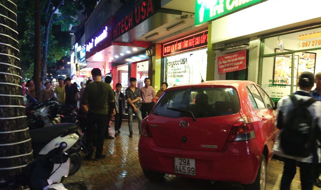 Lại thêm vụ ôtô mất lái ở Hà Nội vì nữ tài xế vừa điều khiển vừa mua băng đĩa nhạc - Ảnh 1.