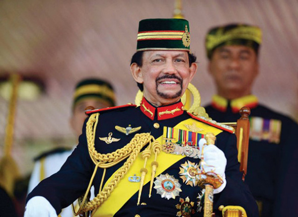 Cuộc sống giàu có, xa hoa của Quốc vương Brunei có cháu trai vừa tự ý vào sân trong trận đấu với U22 Việt Nam - Ảnh 1.