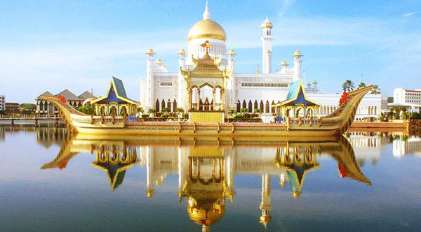 Cuộc sống giàu có, xa hoa của Quốc vương Brunei có cháu trai vừa tự ý vào sân trong trận đấu với U22 Việt Nam - Ảnh 2.