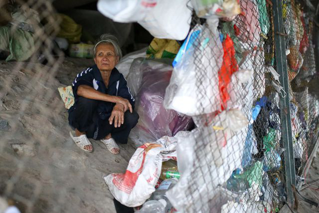 Hà Nội: Có nhà, có con cháu, cụ bà 74 tuổi vẫn thích sống tạm bợ dưới gầm cầu  - Ảnh 3.