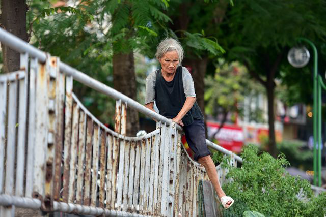Hà Nội: Có nhà, có con cháu, cụ bà 74 tuổi vẫn thích sống tạm bợ dưới gầm cầu  - Ảnh 13.