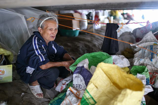 Hà Nội: Có nhà, có con cháu, cụ bà 74 tuổi vẫn thích sống tạm bợ dưới gầm cầu  - Ảnh 4.