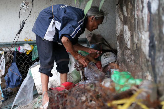 Hà Nội: Có nhà, có con cháu, cụ bà 74 tuổi vẫn thích sống tạm bợ dưới gầm cầu  - Ảnh 6.
