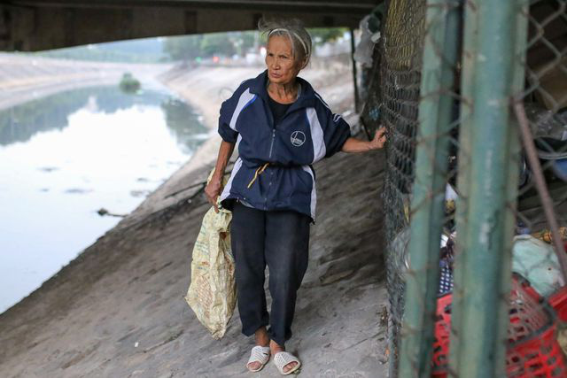 Hà Nội: Có nhà, có con cháu, cụ bà 74 tuổi vẫn thích sống tạm bợ dưới gầm cầu  - Ảnh 7.