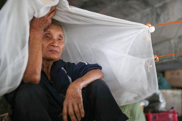 Hà Nội: Có nhà, có con cháu, cụ bà 74 tuổi vẫn thích sống tạm bợ dưới gầm cầu  - Ảnh 9.