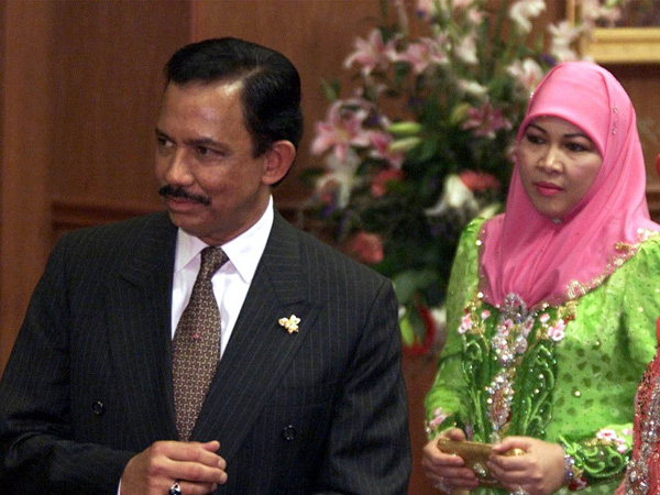 Điều ít biết về 3 bà vợ của Quốc vương Brunei - người sở hữu khối tài sản khổng lồ cùng tòa nhà dát vàng lóa mắt - Ảnh 2.