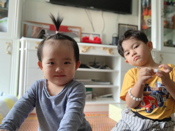 Con trai Khánh Thi 4 tuổi đã tự lập chăm sóc mình và em dù người lớn không chỉ bảo - Ảnh 2.