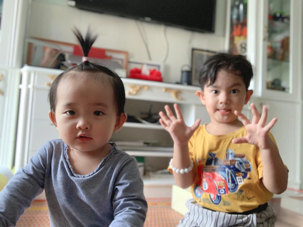 Con trai Khánh Thi 4 tuổi đã tự lập chăm sóc mình và em dù người lớn không chỉ bảo - Ảnh 1.