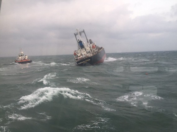 Cứu sống 18 thuyền viên trên tàu hàng nước ngoài gặp sự cố tại biển Hà Tĩnh - Ảnh 1.