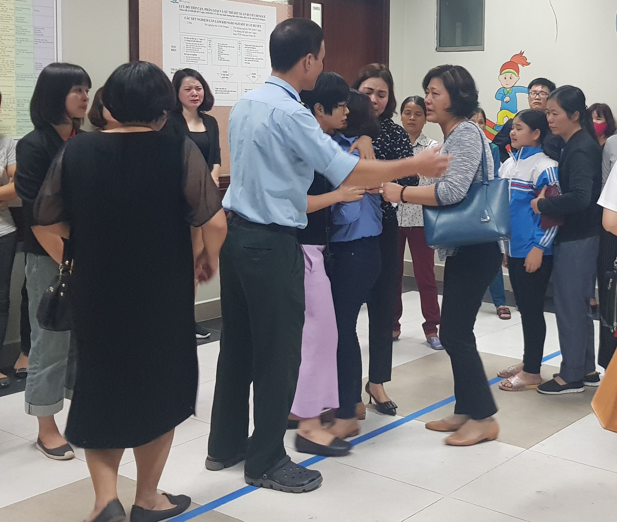 Gia đình bé trai gần 3 tuổi tử vong do kẹt đầu vào lỗ tròn khi chơi cầu trượt: Cứ để pháp luật xử lý - Ảnh 2.