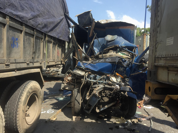 Tai nạn liên hoàn trên Xa lộ Hà Nội: Phụ xe tử vong mắc kẹt trong cabin, tài xế bị thương nặng - Ảnh 1.