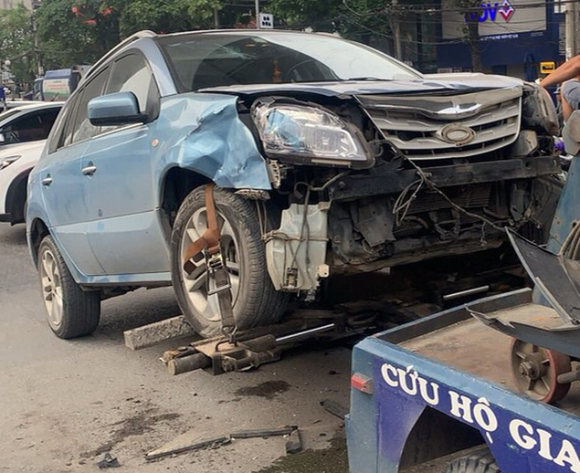 Hà Nội: Xế hộp mất lái tông trúng hàng loạt xe máy, nhiều người bị thương nặng - Ảnh 2.