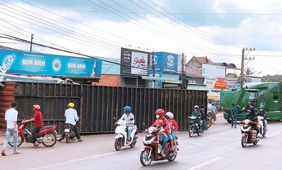 Thùng container rơi, đè chết 2 vợ chồng  - Ảnh 1.