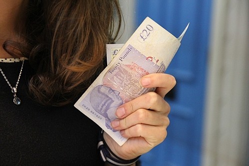 Chỉ 37% người Anh sẵn sàng trả nợ thay cho bạn đời - Ảnh 1.