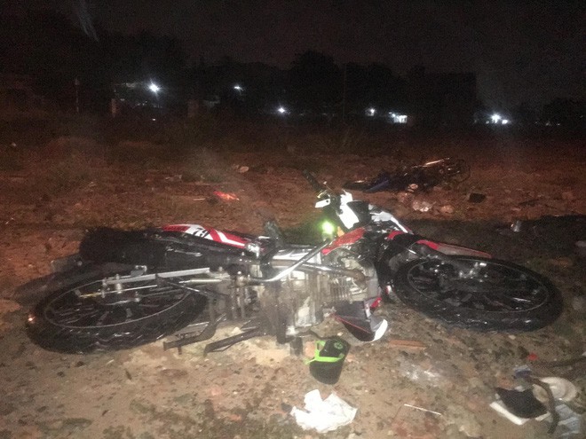 Đua trong khu dân cư, 2 xe máy va chạm 1 xe khác, 4 thanh thiếu niên nguy kịch - Ảnh 2. Đua trong khu dân cư, 2 xe máy va chạm 1 xe khác, 4 thanh thiếu niên nguy kịch - Ảnh 2.