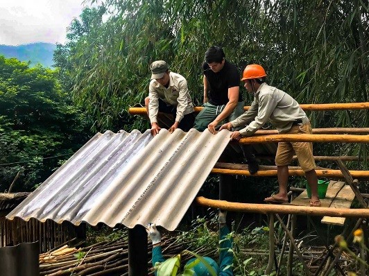  Xách balo đi nửa vòng trái đất để tặng một con bò cho cậu bé mồ côi - Ảnh 2.