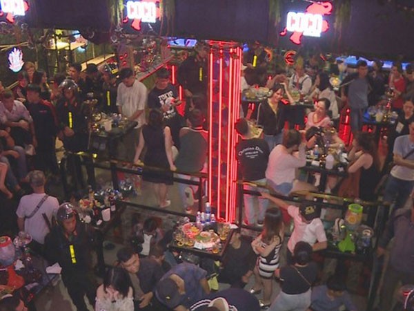 300 cảnh sát đột kích quán bar bắt quả tang gần 90 dân chơi đang phê ma túy - Ảnh 1.