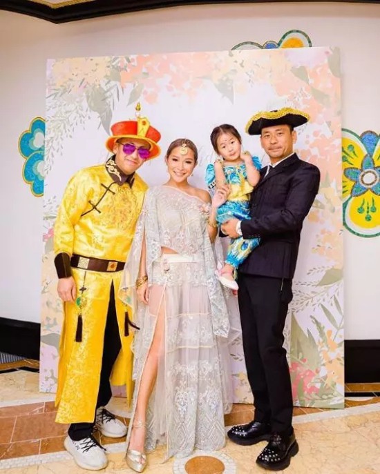 Vợ cả vui mừng khi tỷ phú sòng bài bỏ vợ bé - Ảnh 1.