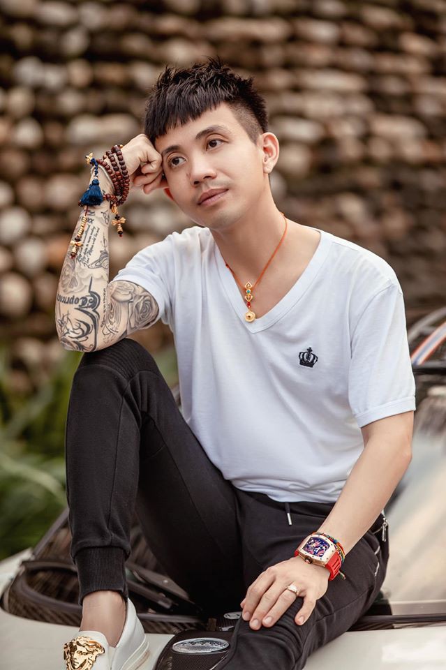 4 đại gia Việt nổi tiếng chiều vợ: Người tối ngày tặng hàng hiệu xa xỉ, kẻ ở nhà hẳn 1 tháng chăm vợ đẻ - Ảnh 4. 4 đại gia Việt nổi tiếng chiều vợ: Người tối ngày tặng hàng hiệu xa xỉ, kẻ ở nhà hẳn 1 tháng chăm vợ đẻ - Ảnh 4.