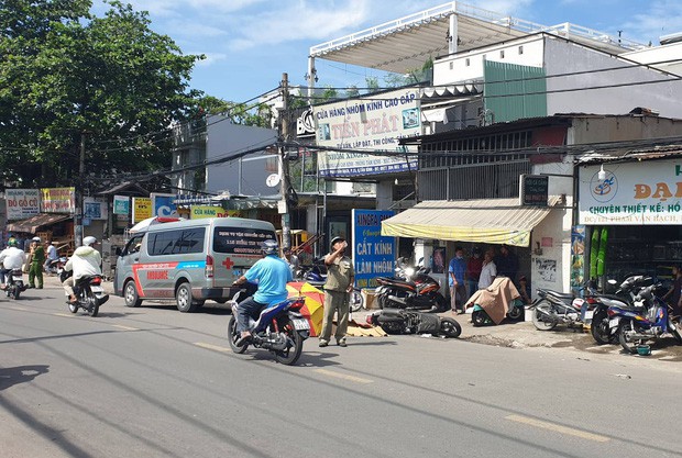 Cô gái 20 tuổi bị xe tải cán tử vong thương tâm, người dân dùng ô che nắng cho thi thể - Ảnh 2.