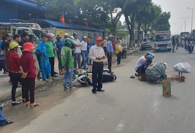 Người thân gào khóc bên thi thể người phụ nữ bị xe trộn bê tông cán tử vong - Ảnh 3.