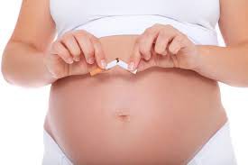 Tác hại đáng sợ của thuốc lá đối với sức khỏe sinh sản nữ giới - Ảnh 2.