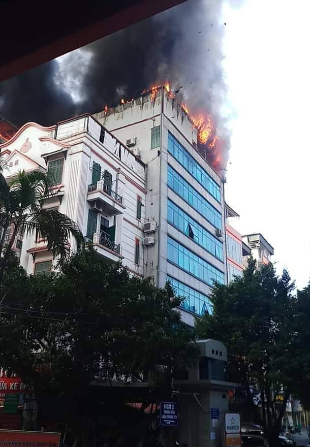 Hà Nội: Cháy tum của 3 tòa nhà, hàng trăm người dân nháo nhác tháo chạy thoát thân - Ảnh 1.