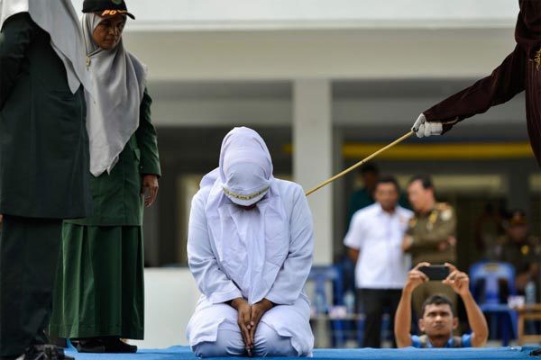 Tòm tem phụ nữ có chồng, quan chức Indonesia bị phạt roi - Ảnh 2.
