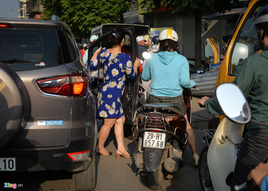 Chục nghìn người nhúc nhích ở đường Trường Chinh vì xe tải hỏng - Ảnh 5. Chục nghìn người nhúc nhích ở đường Trường Chinh vì xe tải hỏng - Ảnh 5.